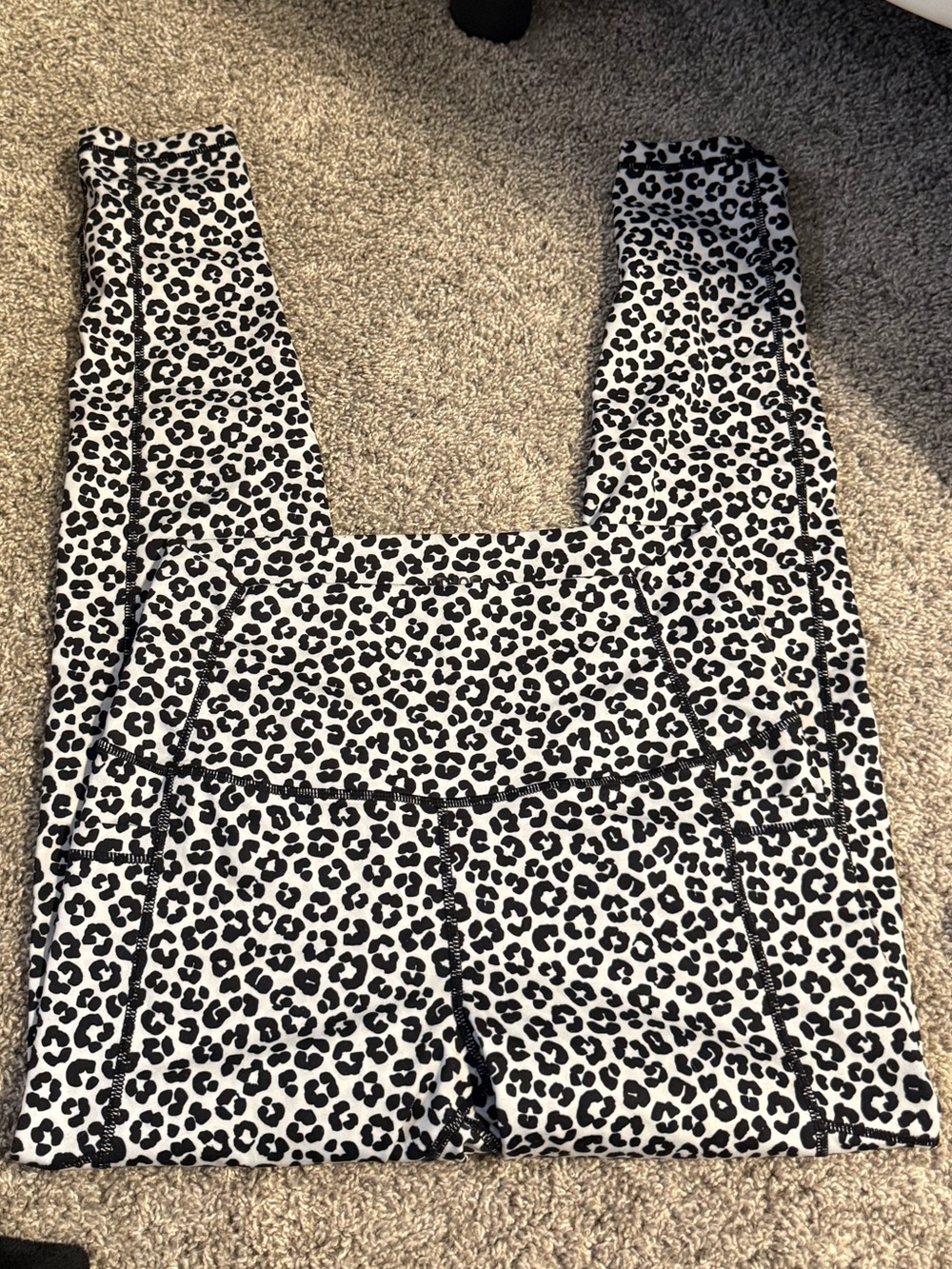 High-Waist Leopard Print Leggings in Black & White